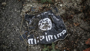 Rusya'nın hava saldırılarıları sonucunda düşmüş bir IŞİD bayrağı