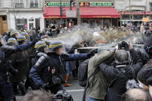 Paris'ye yapılan yürüyüşe polis saldırısı