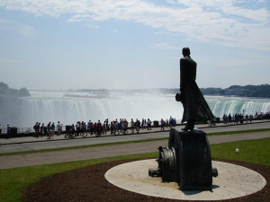 Tesla'nın heykeli Niagara Şelalesi önünde