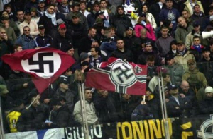 Lazio tribünlerinde Nazi bayrakları