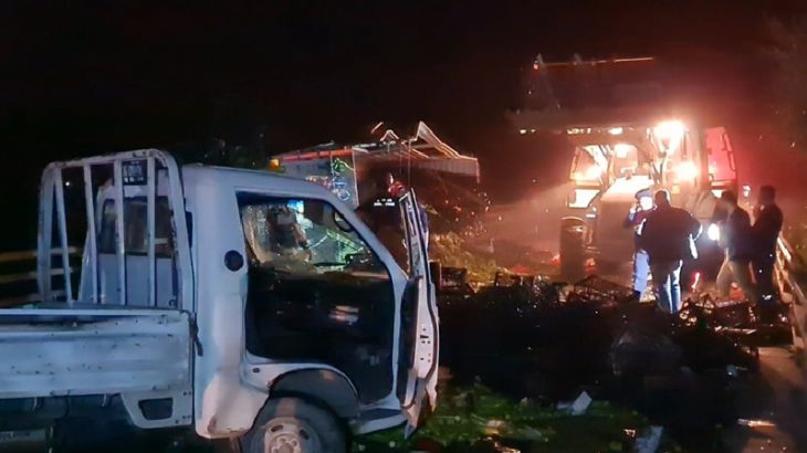 Bursa'da tarım işçilerini taşıyan kamyonet ile kamyon çarpıştı: 1 ölü, 5 yaralı