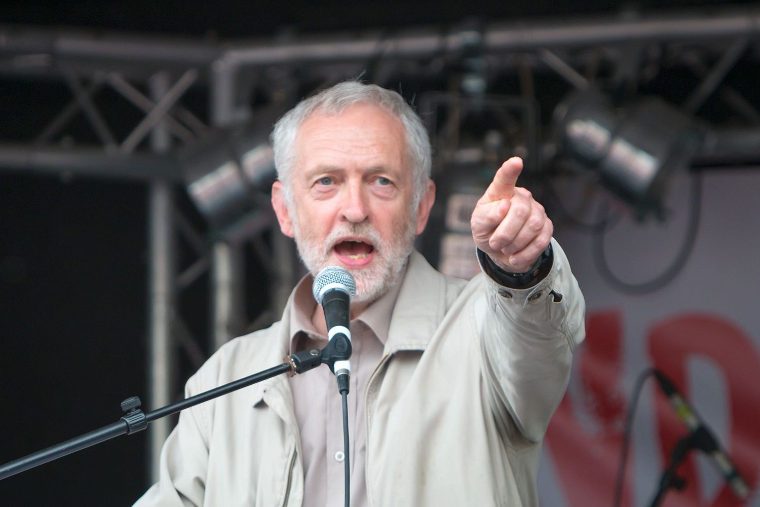 “Solcu” Corbyn’den IŞİD’le görüşme önerisi