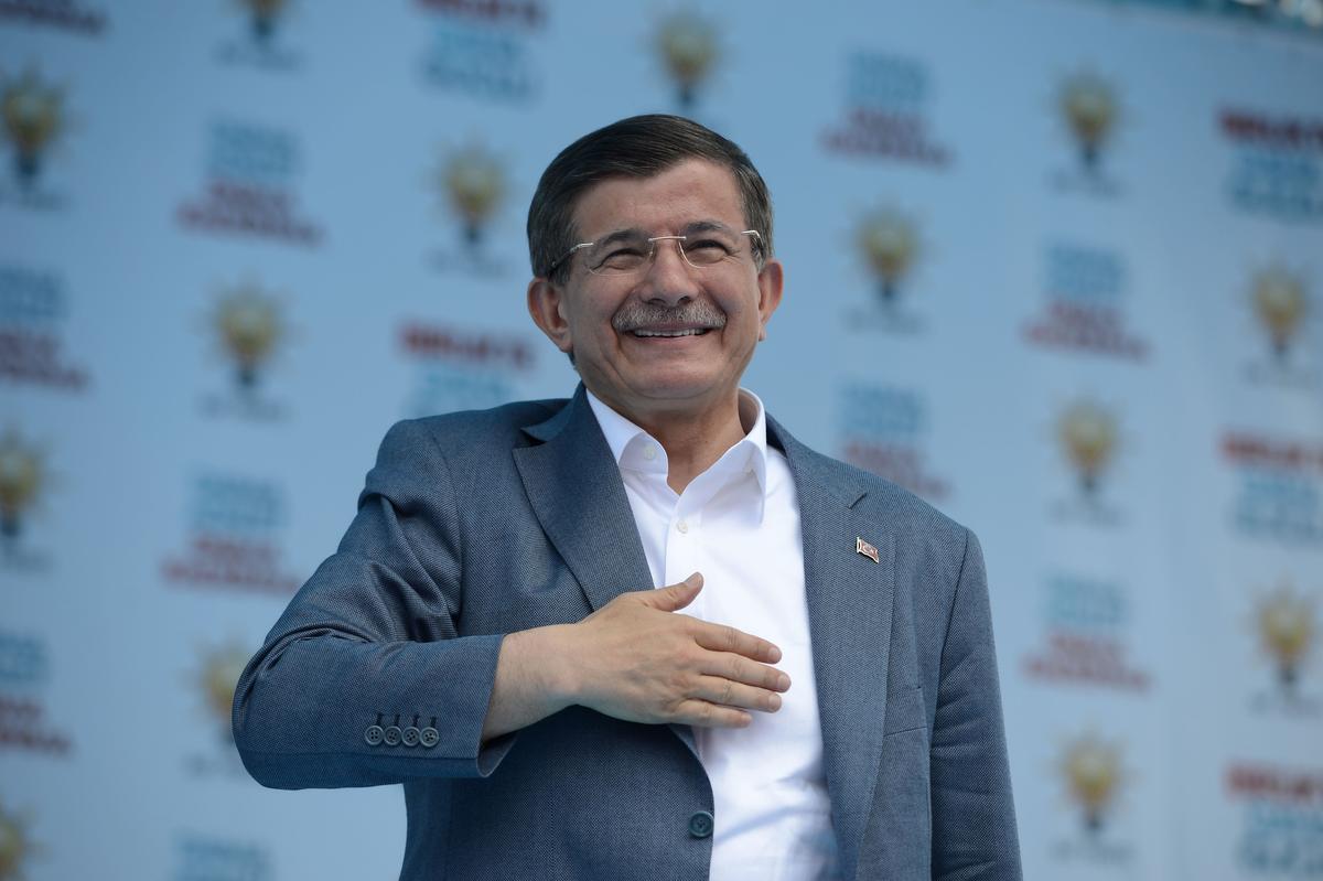 Davutoğlu, Erdoğan’dan geri kalmadı: Mahkeme salonlarına gitmek şeffaflığın istismarı