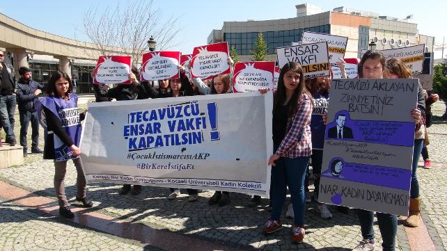 'Ensar Vakfı Kapatılsın' eylemi yaptılar 'Erdoğan'a hakaret'ten gözaltına alındılar