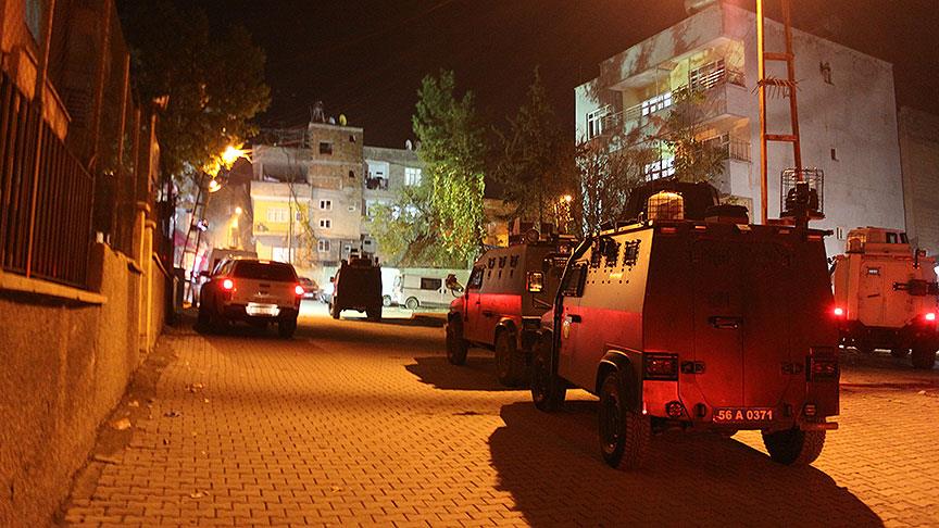Derik'te polis lojmanlarına saldırı