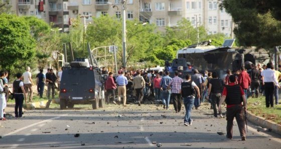 Diyarbakır'da bombalı saldırı: 3 ölü 45 yaralı