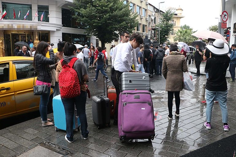 İngiltere ve Almanya'dan patlama sonrası uyarı: Turistler otelleri boşaltıyor