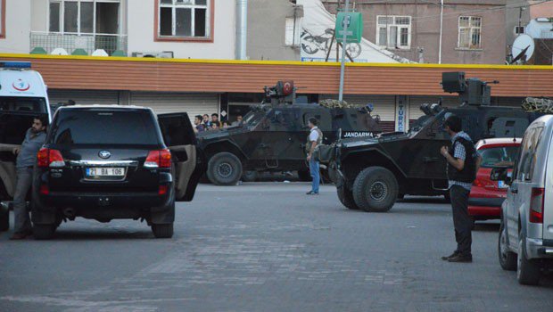 Diyarbakır'da çatışma: 3'ü polis 5 kişi yaşamını yitirdi