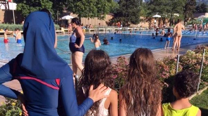 İsviçre'de haşemalı kadın havuza sokulmadı