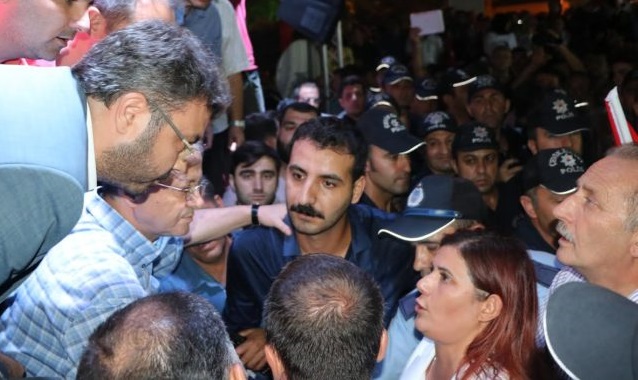 VİDEO | AKP'liler 'demokrasi nöbeti'nde CHP'li Başkanın bildirisini yırttı