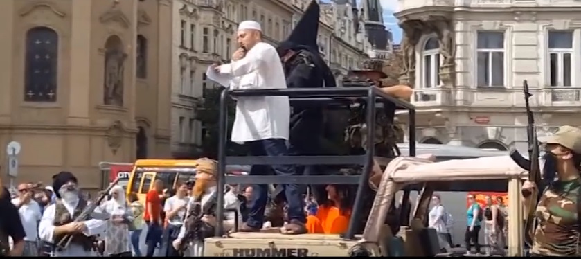 VİDEO | Prag'da 'temsili' IŞİD işgali