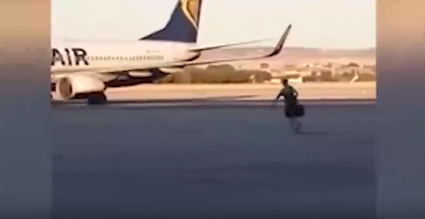 VİDEO | İspanya’da bir yolcu, uçağı 'dolmuş' gibi durdurmaya çalıştı