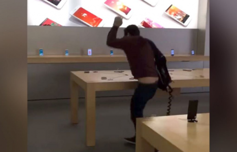 VİDEO | Fransa'da bir adam Apple mağazasına girdi ve elindeki demir topla...