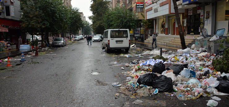 Diyarbakır'da sokaklar çöp içinde: Valilik'ten çalışanlara 