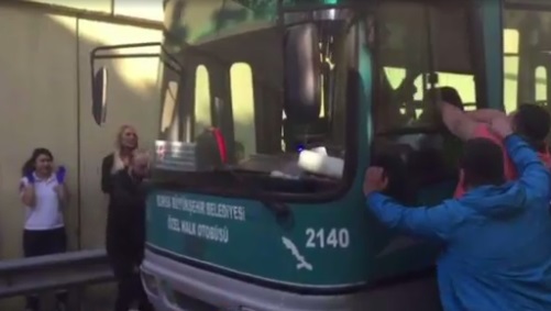 VİDEO | Alkollü sanılan otobüs şöförüne linç girişimi!
