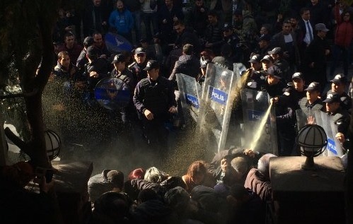 VİDEO | Ankara ve İstanbul'da HDP'ye operasyon protestolarına polis saldırısı
