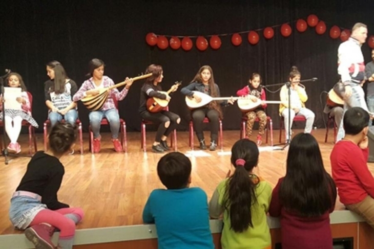Çocuklar Kürtçe türkü söyledi, belediye yayını kesti