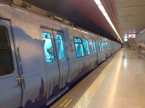 Yine 'mırıldanmakla' yetinmediler: Bu kez metroda tekmeli saldırı