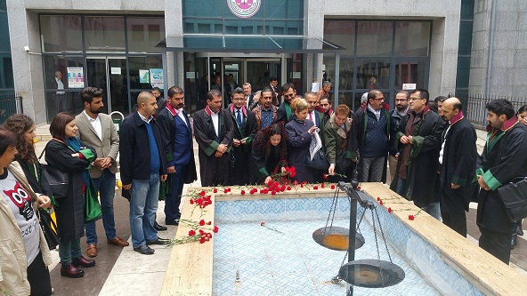 Avukatlardan KHK protestosu: 'Vefat eden' yargı için karanfil bıraktılar