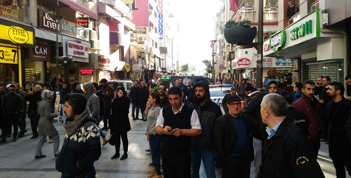 İzmir'de bomba ihbarı: 20 bina boşaltıldı