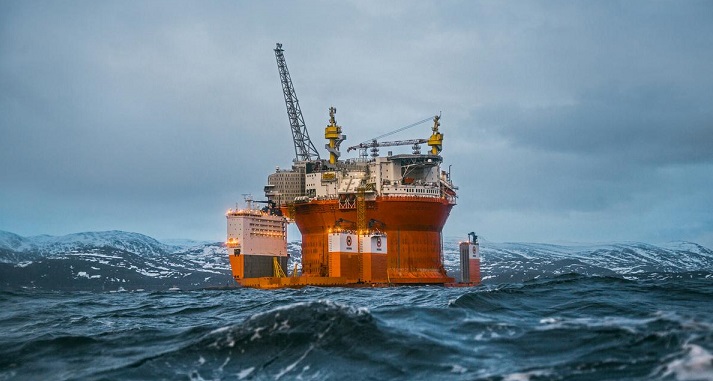 Petrol platformu çöktü: 10 işçi denize düşerek kayboldu