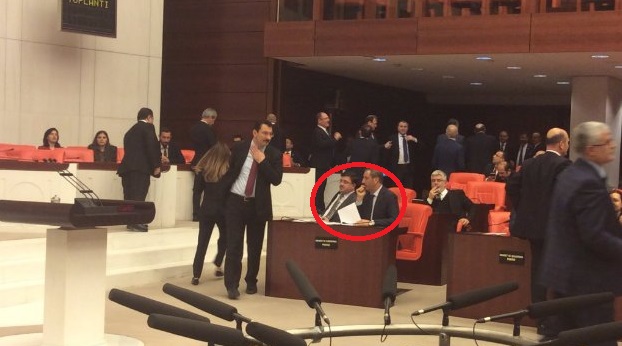 VİDEO | Meclis'te skandal anları:  AKP 'gizli oy' veren vekilleri açık açık fişledi!