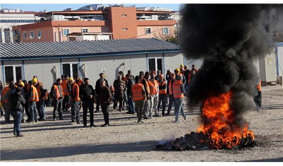 Adana'da yüzlerce inşaat işçisi eylemde: Maaşlarımız ödenmezse çalışmayacağız!