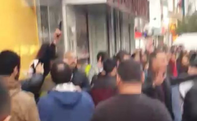 Polis Kadıköy'de Hayır bildirisi dağıtanlara silah çekti