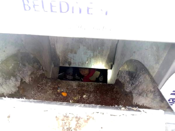 Gebze'de çöpten plastik atık toplayan 7 yaşındaki çocuk konteynerin içine düştü!