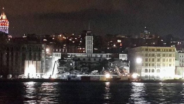 Tarihi Karaköy Yolcu Salonu geceyarısı operasyonuyla yıkıldı