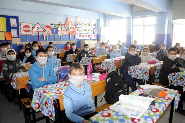 Çerkezköy'de kimyasal atık skandalı: Koku nedeniyle eğitim ancak böyle yapılıyor...