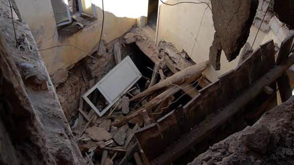 Kayseri'de tadilat için girilen evde göçük: 1 inşaat işçisi hayatını kaybetti, 5 işçi yaralı