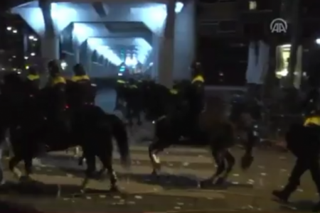 VİDEO | Rotterdam'da polis müdahalesi sırasında bir AKP'li: Ne atacaklar lan burası Türkiye mi?