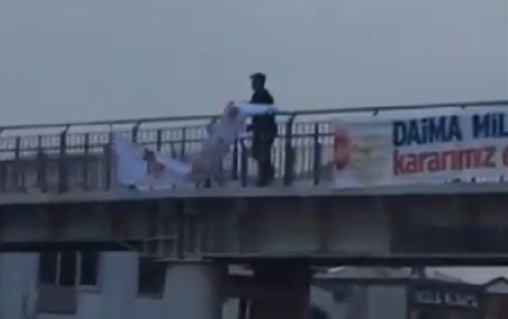 VİDEO | İstanbul'da 'Hayır' pankartlarının sökülüp atılması görüntülendi