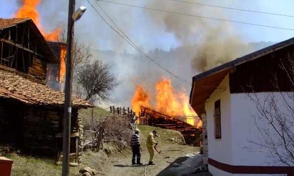 Ilgaz'da köy yangını: Alevler çok sayıda eve sıçradı