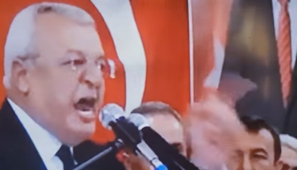 VİDEO | AKP'li başkandan tehdit ve hakaretler: Ekmeğimizi yiyip 'Hayır' diyen şerefsizdir, onları kovmazsam namerdim!