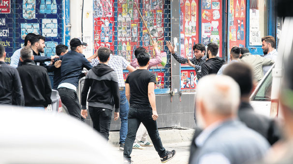 Gerginliğin durmadığı Sultangazi'de 116 yabancı uyruklu kişi gözaltına alındı