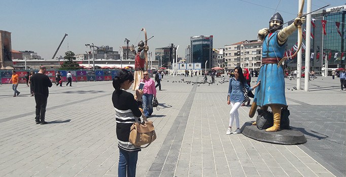 Taksim Meydanı'na dev 'okçu' heykelleri yerleştirildi