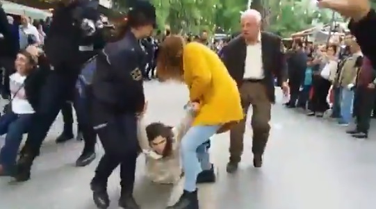 VİDEO | Ankara'da polis Semih Özakça'nın annesini ve eşini yerlerde sürükledi