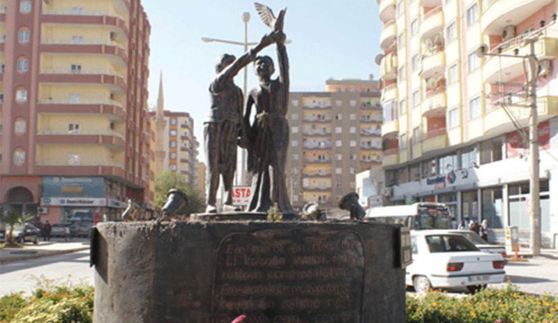 Kayyım, 12 yaşında 13 polis kurşunu ile öldürülen Uğur Kaymaz'ın heykelini kaldırdı