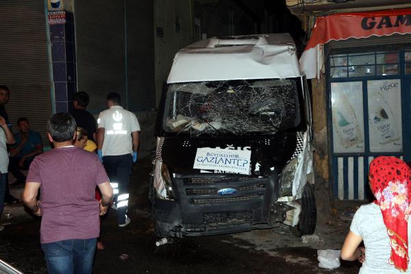 Antep'te bir minibüs sokakta oturanlara çarptı: 3 ölü, 7 yaralı!