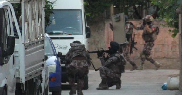 Adana'da 'canlı bomba' ihbarı: Eve baskın düzenlendi, gözaltılar var