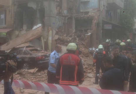 Kumkapı'da bina çöktü: Enkaz altında çocuğun kaldığı iddiası var