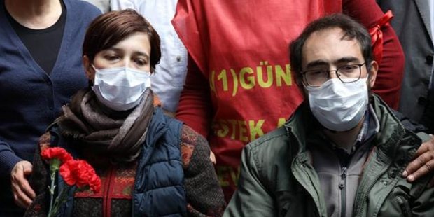 Nuriye Gülmen ve Semih Özakça zorla hastaneye kaldırıldı!