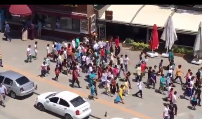 VİDEO | Kartal Meydanı'nda küçük çocukları tekbirle yürüttüler