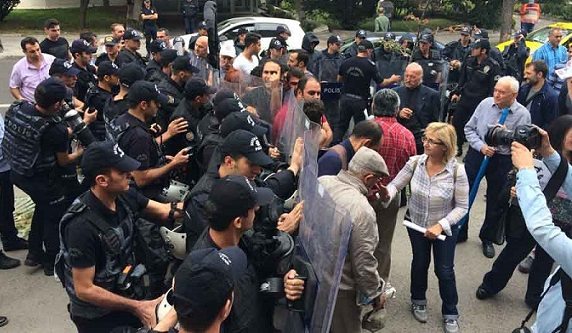 AOÇ arazisinin ABD'ye satışını protesto edenlere polis saldırısı