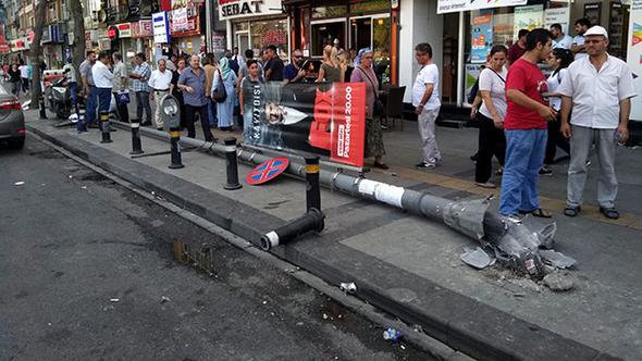 İstanbul'da aydınlatma direği yayaların üzerine düştü: Yaralılar var