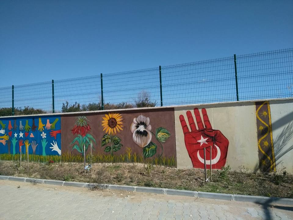 Okul bahçesinin duvarındaki rabia işareti hakkında soruşturma