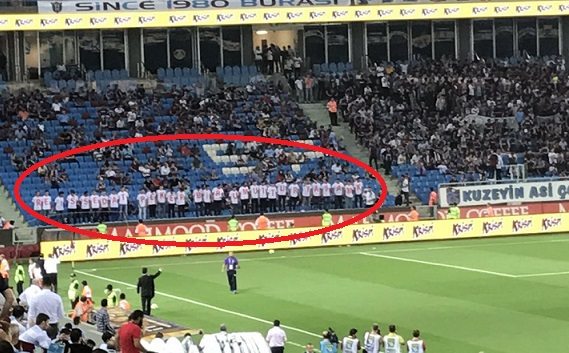 Trabzonspor maçında çocuklara çete reisi Sedat Peker'e destek amaçlı tişört giydirdiler!