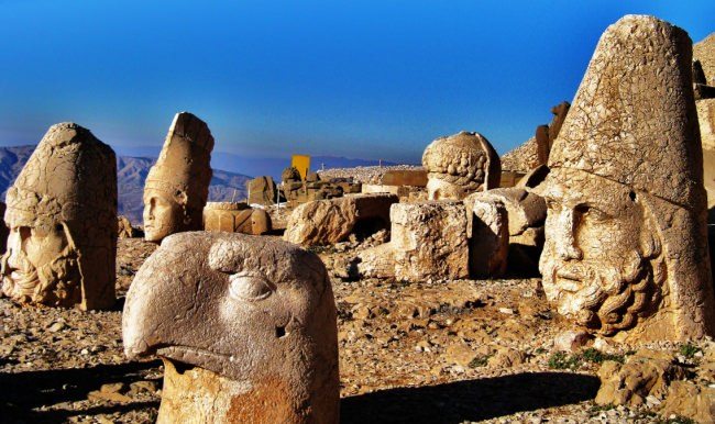 MEB, Nemrut Dağı'ndaki heykelleri 'put' olarak gösterdi
